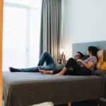 Estudio con Vistas - Pareja cómoda en dormitorio