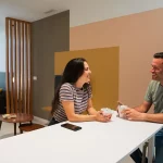 Estudio interior - Pareja conversando en comedor