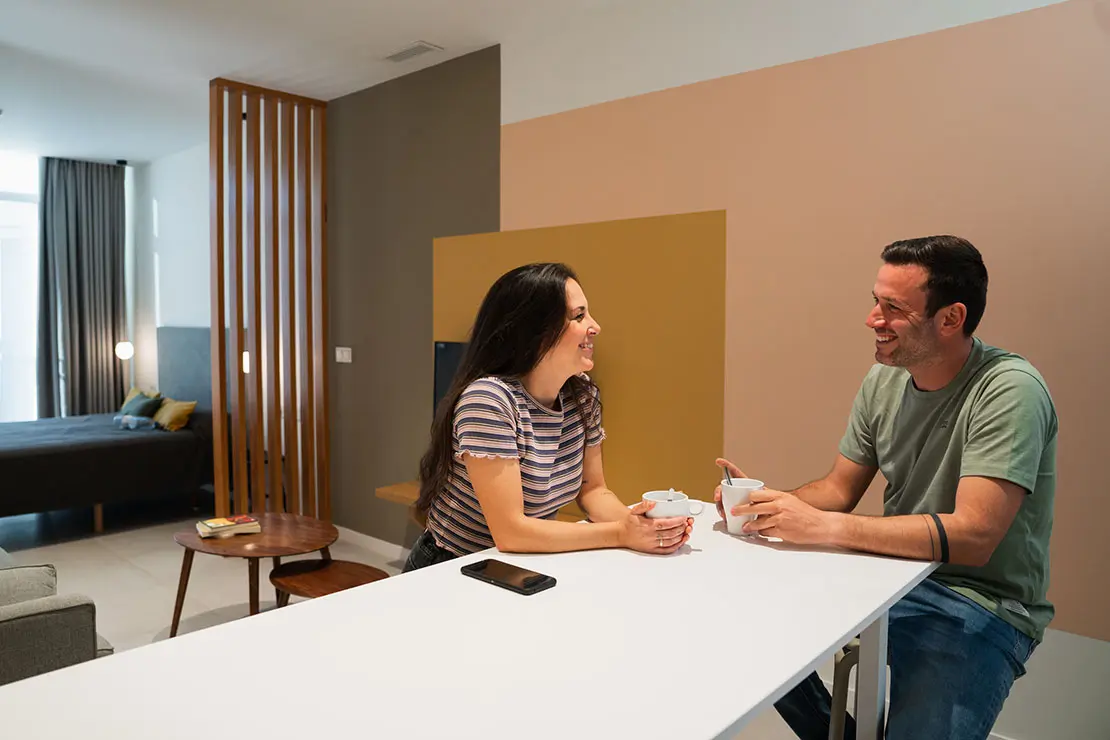 Estudio interior - Pareja conversando en comedor